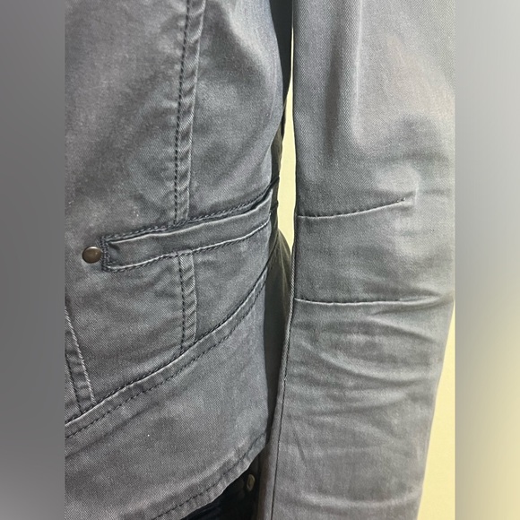 Free People Gray Military Style Cropped Jacket. Slight discoloration near pocket - Picture 6 of 12